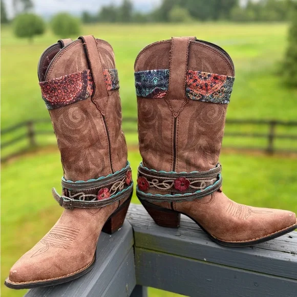 Durango Brown Heeled Boots with Embroidered Details - Picture 1 of 8